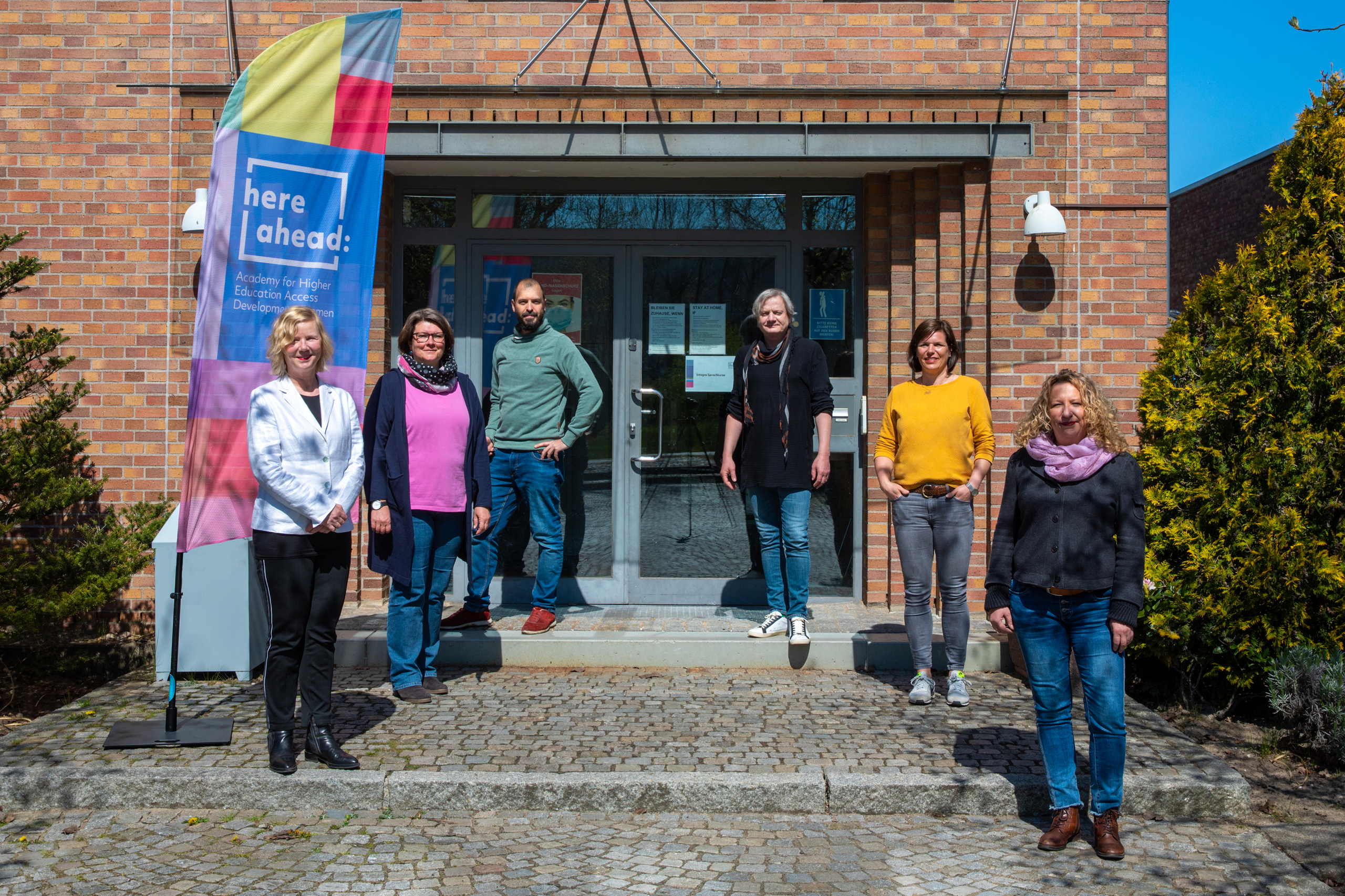 Gruppenbild mit vier Frauen und zwei Männern